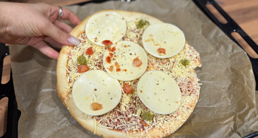 Лучше, чем из пиццерии: попробовали пиццу "4 сыра" из этого дешевого магазина - стоит 329 рублей, а готовится за 10 минут