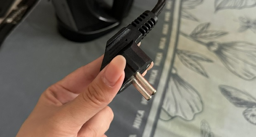 Почему в США на электрических вилках есть отверстия: эксперт просто объяснил 