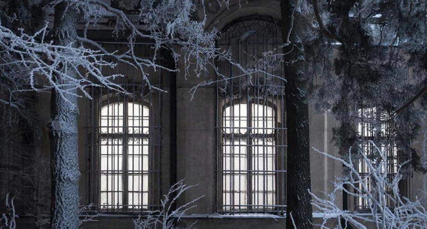 В лесу нашли здание с зарешеченными окнами: не поверили глазам, когда попали внутрь - одна из комнат поразила