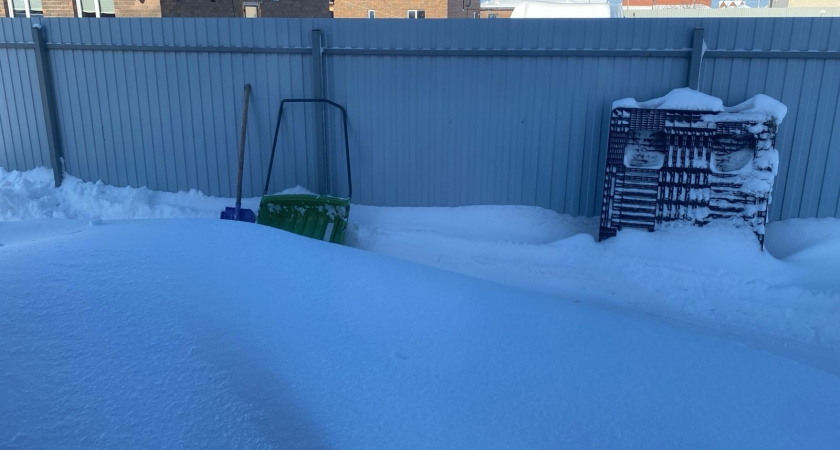 Брызгаю на лопату одно средство - и снег больше не липнет: убираться одно удовольствие