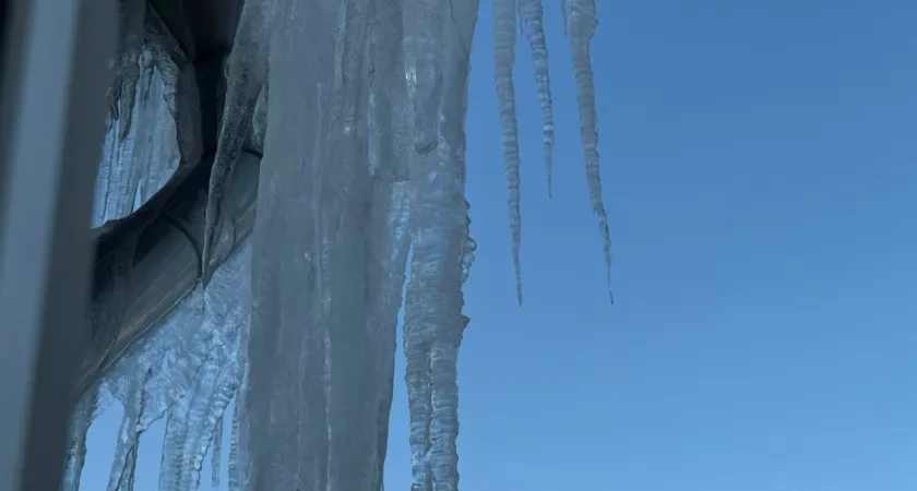 «Только бы наших бабушек не придавило»: пензенцы жалуются на сосульки и наледь