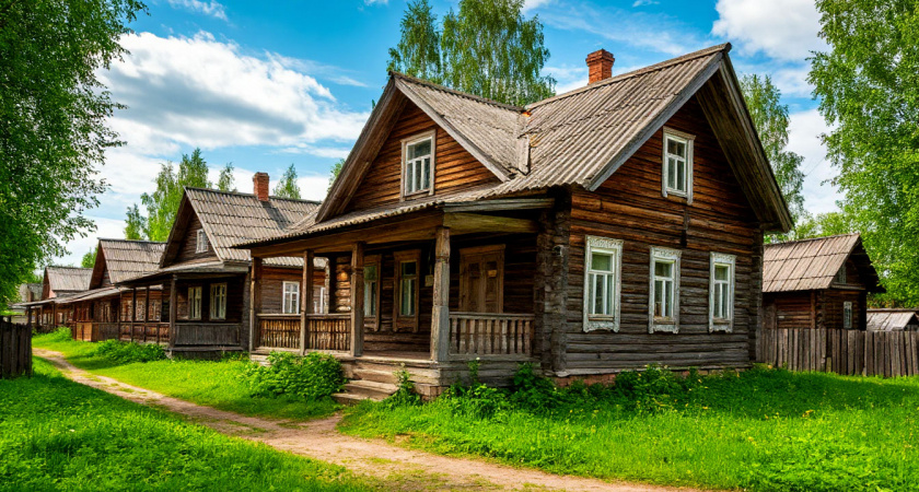 Почему старинные срубы стоят по 400 лет, а новые гниют через 20 лет: 3 хитрости наших дедов с обжигом и распилом