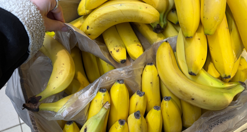 Это знают только продавцы Магнитов и Пятерочек: вот зачем они забирают себе маленькие пакетики из коробок с бананами домой 