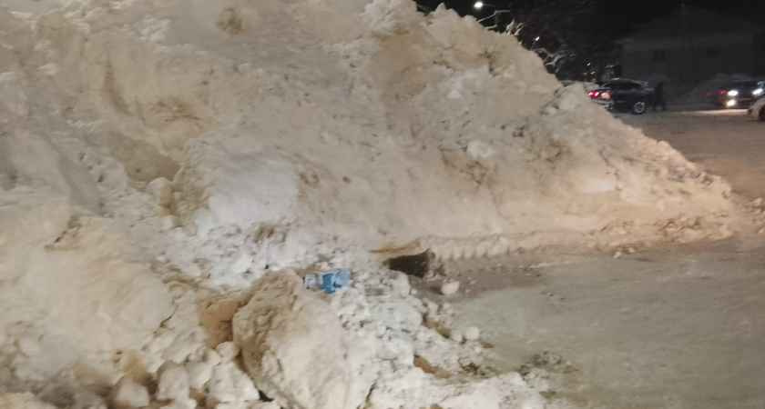 «Дороги лопатами откапываем»: жители Монастырского жалуются на неубранный снег