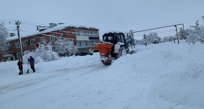 Сосед купил снегоуборщик за 50 тысяч, а я чищу лопатой за 5 минут - дедовский метод работает 