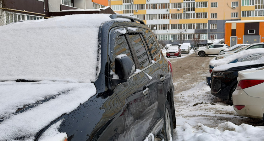 Почему многие водители массово стали снимать ветровики со стёкол: причина снятия дефлекторов неочевидна