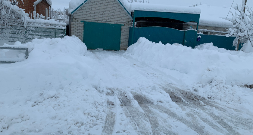 Как быстро и безопасно скинуть снег с крыши: не придется даже залезать не неё - важный зимний лайфхак