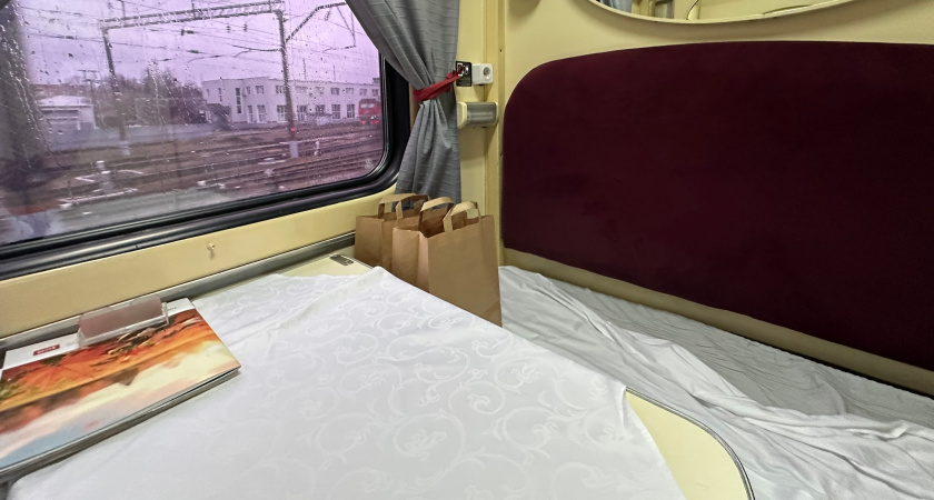 Уступил нижнюю полку хамоватой женщине: но потом отправил ее обратно наверх - почему она не пустила меня к столу