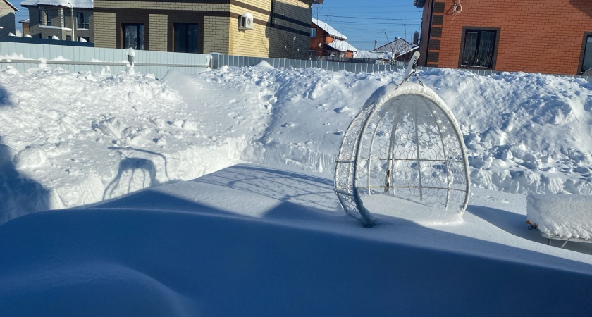 Как быстро и без усилий прочистить дорожку от снега обычной лопатой: муж научил простой хитрости