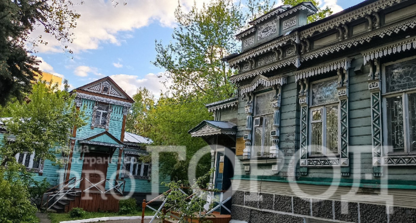 Опасную наледь убрали с кровли Музея народного творчества в Пензе