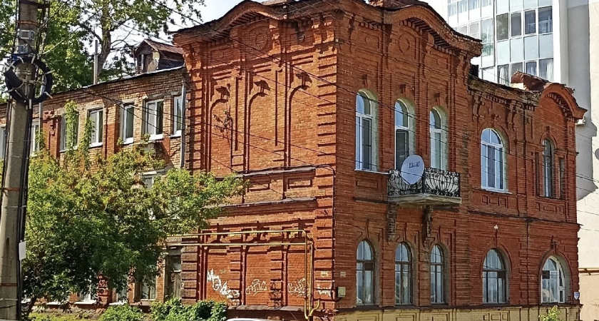 Бросили на произвол судьбы: жители исторического дома на ул. Красной каждое утро ломом пробивают выход на улицу