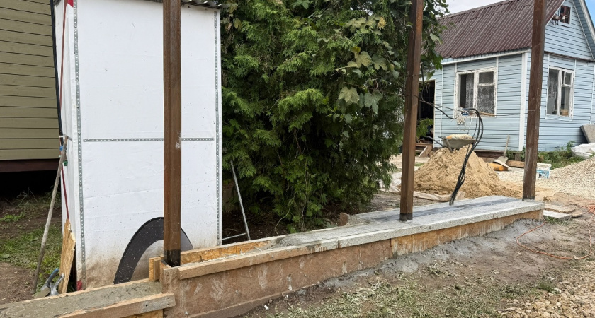 Подглядел у финнов, как залить столбы - теперь забор не снесет даже бульдозер: помимо цемента стоит сыпать это