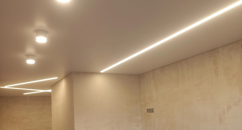 Натяжные потолки больше не в моде: тренды 2026 — дерево, гипс и декоративная штукатурка на пике популярности 