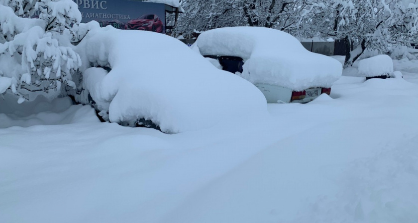 В Пензе на ул. Кижеватова ликвидируют огромный сугроб, мешающий пройти к магазину