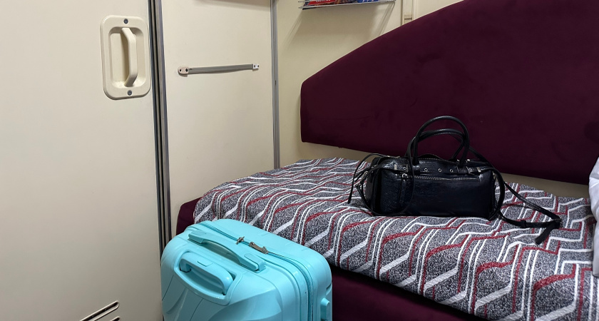 Ушла к детям в соседнее купе, а когда вернулась — бабушка в поезде решила, что мое место стало общим 