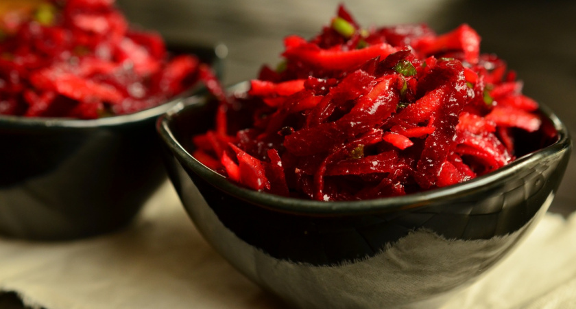 Часами варить свеклу больше не модно: как готовить ее быстро и правильно - шеф-повара советуют этот метод 