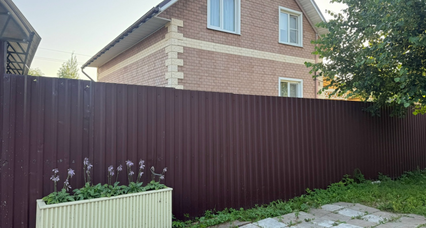 С соседом не договорился — пошёл на хитрость: как построить забор, который вы хотите, а сосед — нет