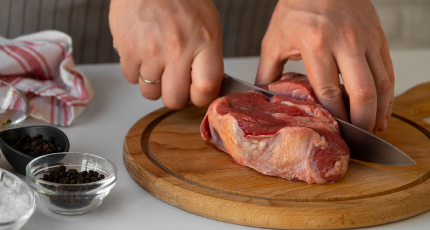 Всегда отрезайте от мяса эту часть — проживете на 7 лет дольше: 99-летний кардиохирург Дебейки объяснил, что самое вредное в мясе