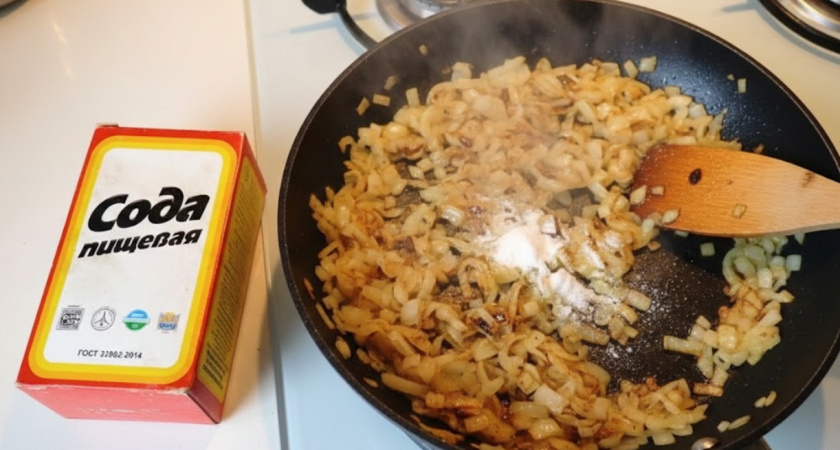 Зачем повара добавляют соду при жарке лука: секрет, который экономит время и спасает ужин