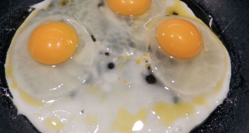 39 лет жарил яичницу не правильно: вот что нужно класть вместо масла - в 5 раз полезнее и вкуснее