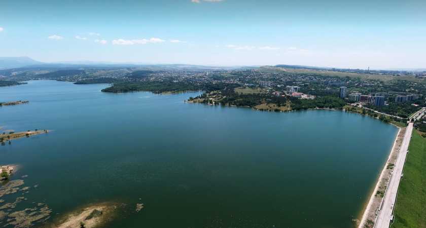 Долго выбирали город для для переезда в Крым: нашли идеальный - зеленые улочки, мало туристов и можно найти работу по душе 