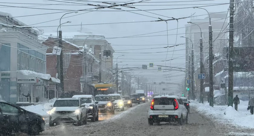 В Пензе рабочие два дня откачивали воду с проезжей части