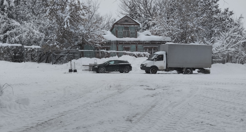 Футбольное поле на ул. Тамбовской, пользовавшееся спросом среди юных жителей, превратилось в съемочную площадку: объясняем почему