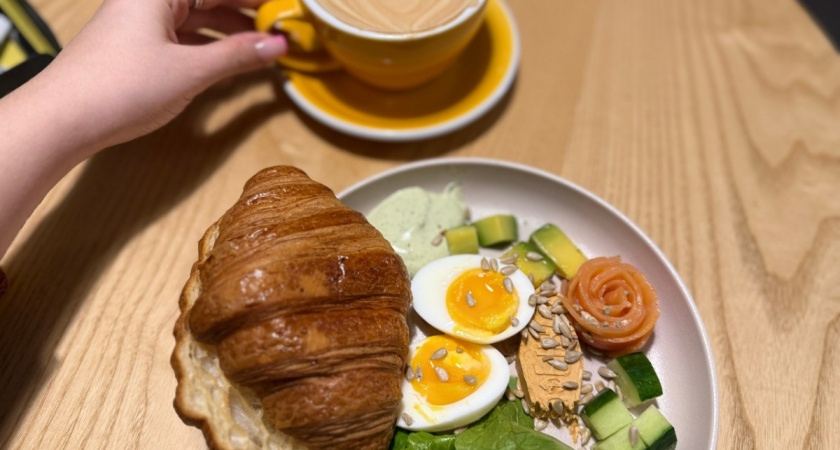 Найден самый полезный напиток для завтрака: ароматнее чая и бодрит лучше кофе с какао