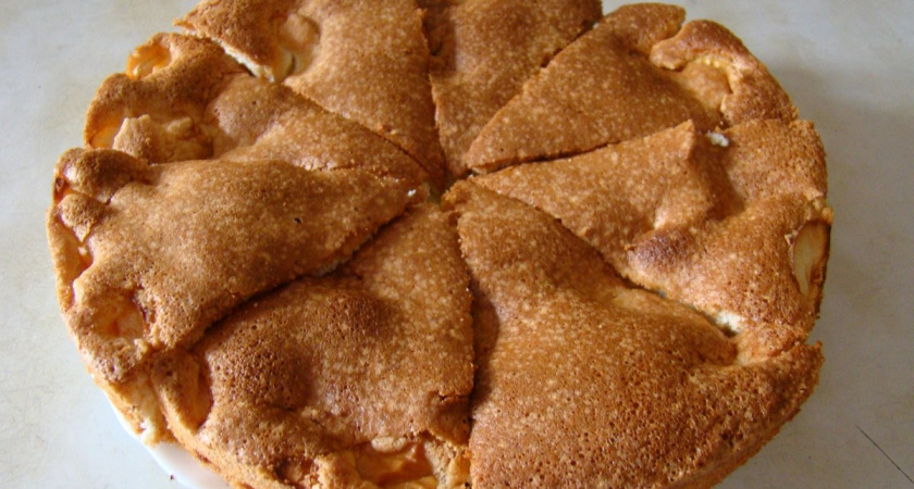 Завершаю Масленицу вкуснейшим блинным пирогом: домашние любят его с творогом и зеленью - и слоями ничего выкладывать не надо 