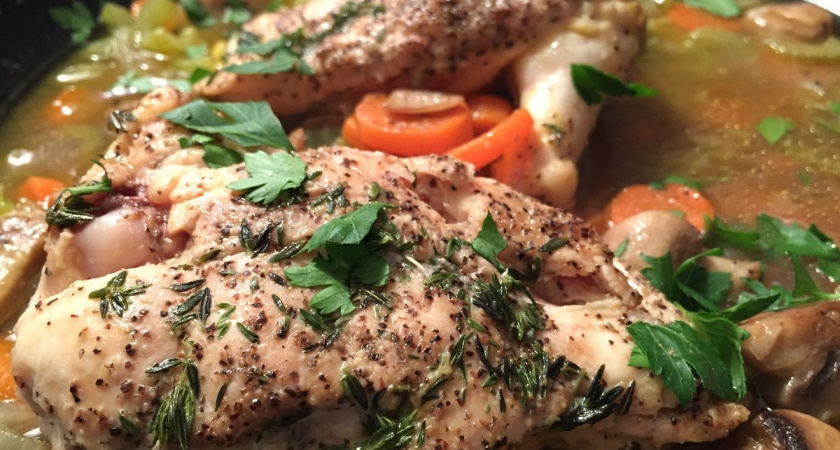 Курицу не размораживаю, а она готова за час: заливаю 1 стаканом и на сковороду - бесподобно вкусное мясо