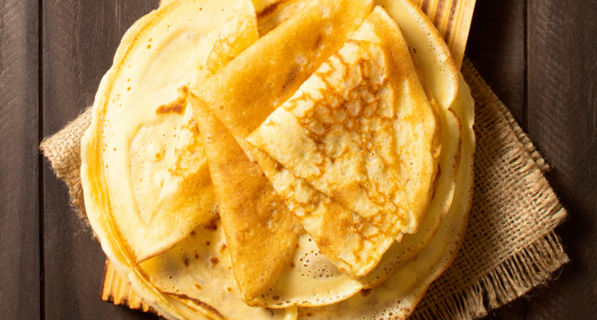 Добавьте одну ложку — и блины будут румяными как красно солнышко: 3 хитрости наших бабушек