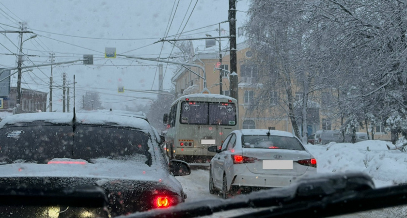 У ТЦ «Суворовский» автобус попал в аварию