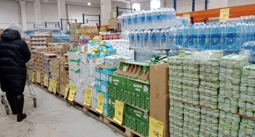 Тётя покупает в «Светофоре» свинину и клубнику, делает тушенку, варенье и продает: на вырученные деньги дом в деревне купила