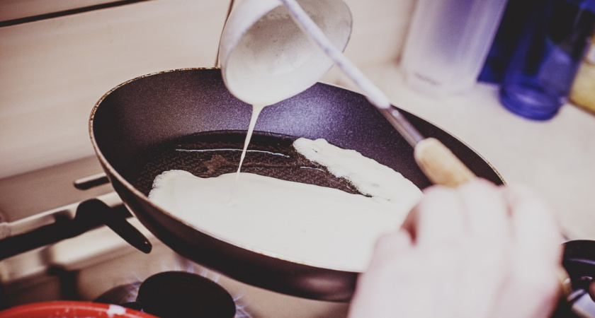 На Масленицу всегда пеку блины "на кипятке": тонкие на просвет и кружевные по краям - рецепт моего солнышка на сковороде