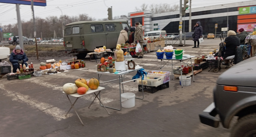 5 лет торговал на обочине за копейки, пока водитель на большом чёрном джипе и не дал один точный совет - жизнь перевернулась мгновенно
