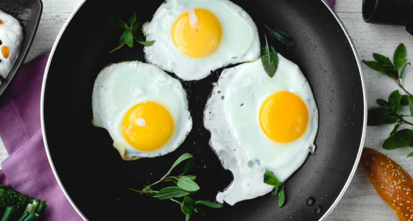 Всю жизнь готовим яичницу неправильно: шеф-повара раскрыли, когда на самом деле нужно разбивать яйца