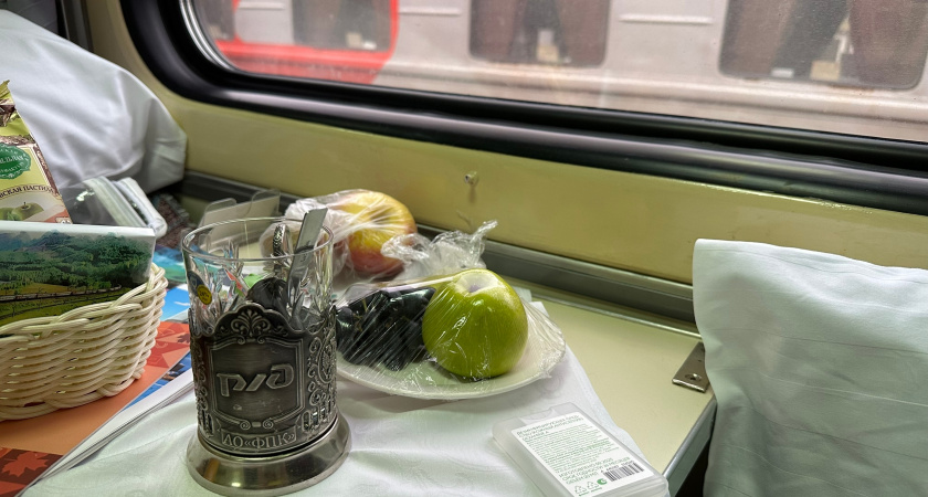 Выкупила себе нижнюю полку и пошла поесть: вернулась, а на её месте спит пенсионер - маразм из поезда