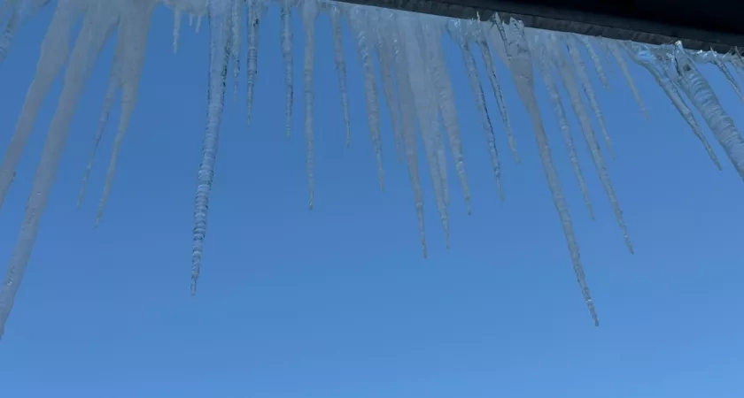 Пензенцы жалуются на сосульки, опасный подход к остановке и светофоры