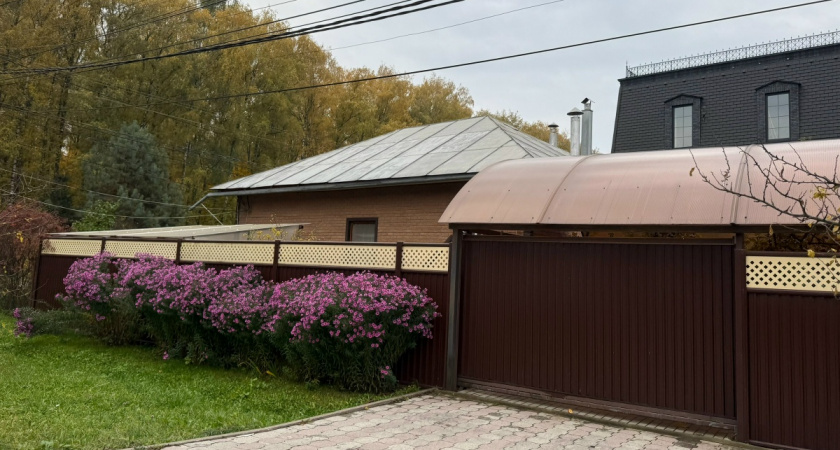 Соседи ходят через участок без спроса и таскают урожай: как законно закрыть проход и оставить их без клубники