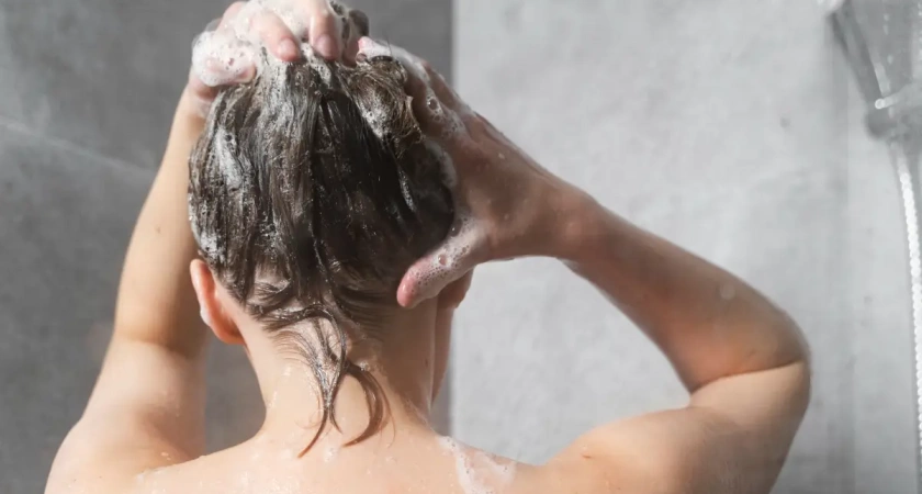 В интернете советуют добавлять соду в шампунь. Спросила у парикмахера, что будет с волосами — вот о чём умалчивают блогеры