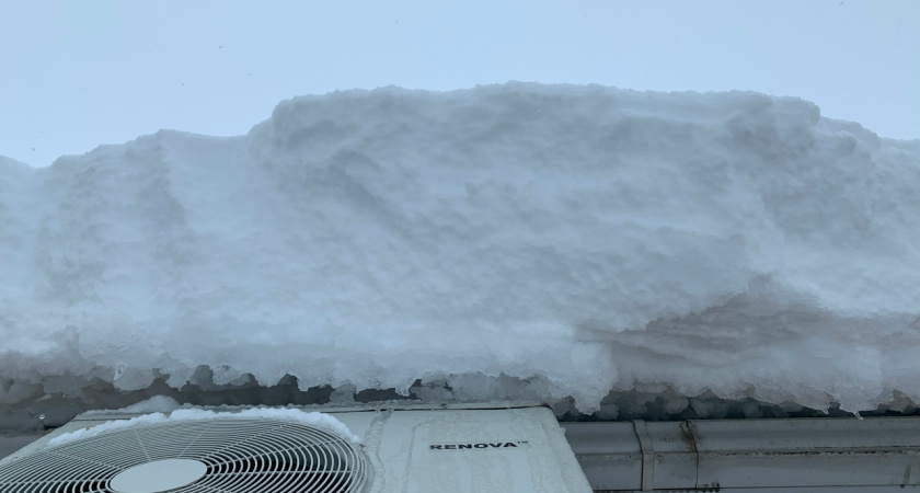 «Едва успела отойти»: на Суворова с крыши рухнула снежная глыба