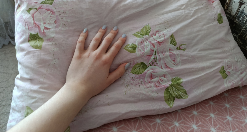 Одни ломаные перья и мусор: специалисты Роскачества  проверили 17 брендов пуховых подушек - на каких спать опасно