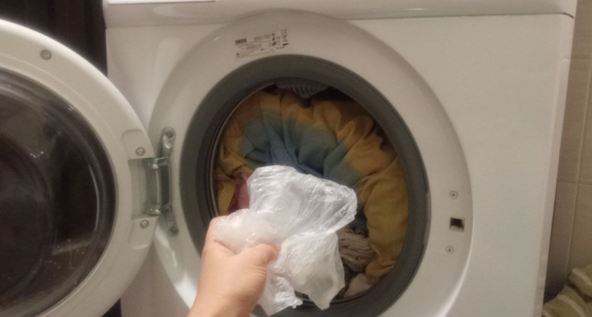 «Закинь пакет в стиралку и вещи будут чище»: проверила сомнительный лайфхак из интернета — и вот что получилось