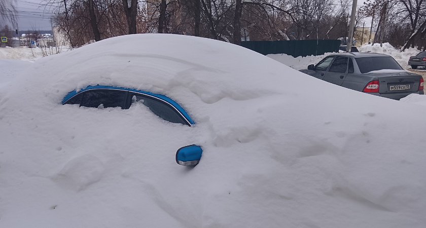 В Пензе на ул. Циолковского снег, сошедший с крыши, отбросил припаркованную машину
