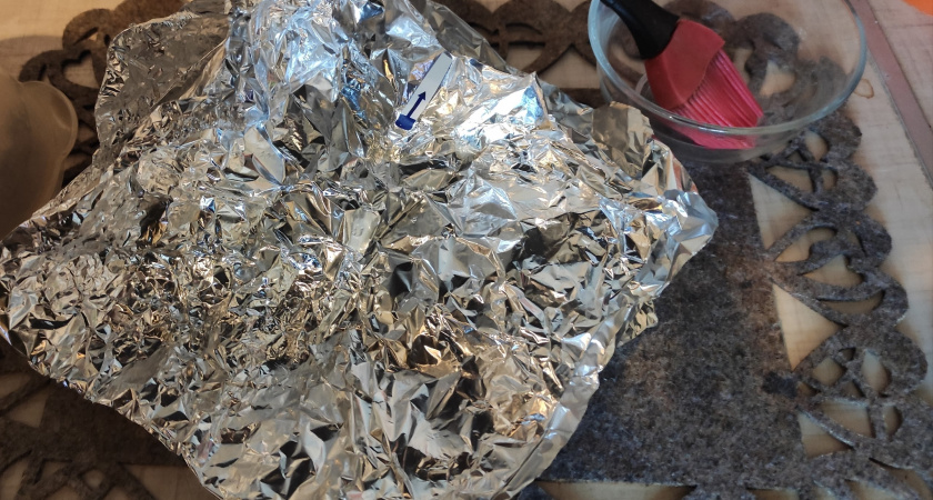 Как правильно завернуть в фольгу, блестящей стороной внутрь или наружу: эксперты поставили точку в споре хозяек - этот нюанс влияет на вкус