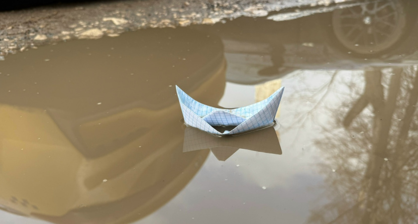 В Заре затопило территорию возле магазина