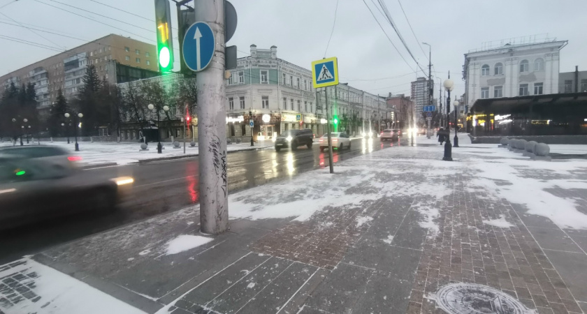 «Вот-вот рухнет на ларек»: жители Пензы сообщили об опасно наклонившемся столбе