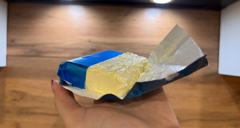 Узнала быстрый способ отличить хорошее сливочное масло от фальсификата: резать не придется - просто беру стакан с горячей водой