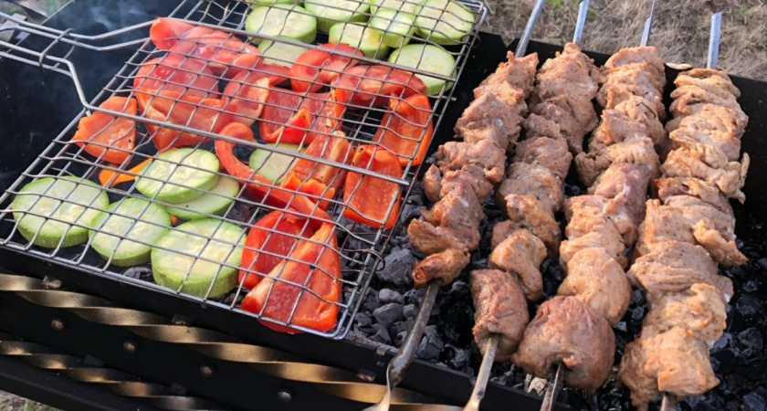 Бросаю щепотку средства на угли и ставлю на мангал шашлык: опытный шашлычник раскрыл секрет укрощения огня - мясо никогда не подгорит