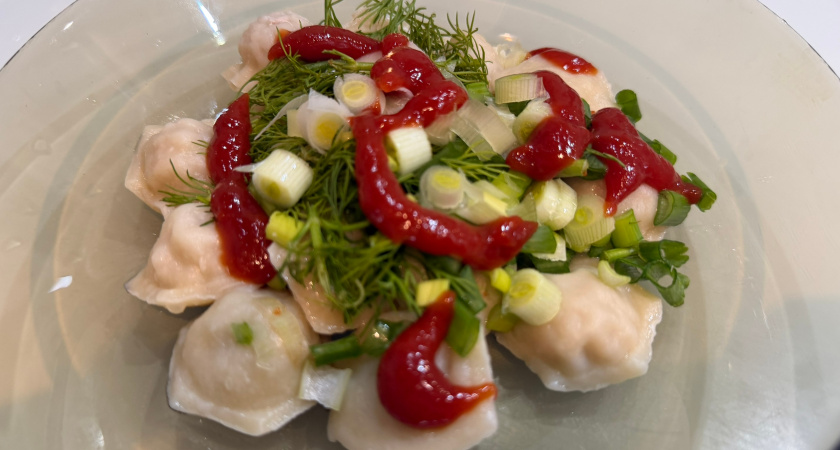 Сметана и майонез  в прошлом:  с каким соусом теперь едят пельмени - пошаговый рецепт 